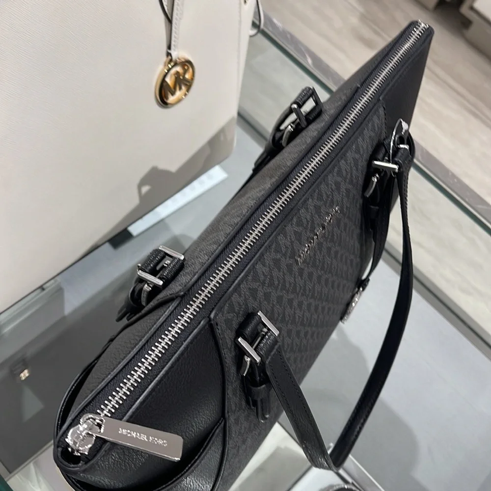 MICHAEL KORS CHARLOTTE LARGE TOP ZIP Tote bag
Black Signature - Picture 10 of 16
